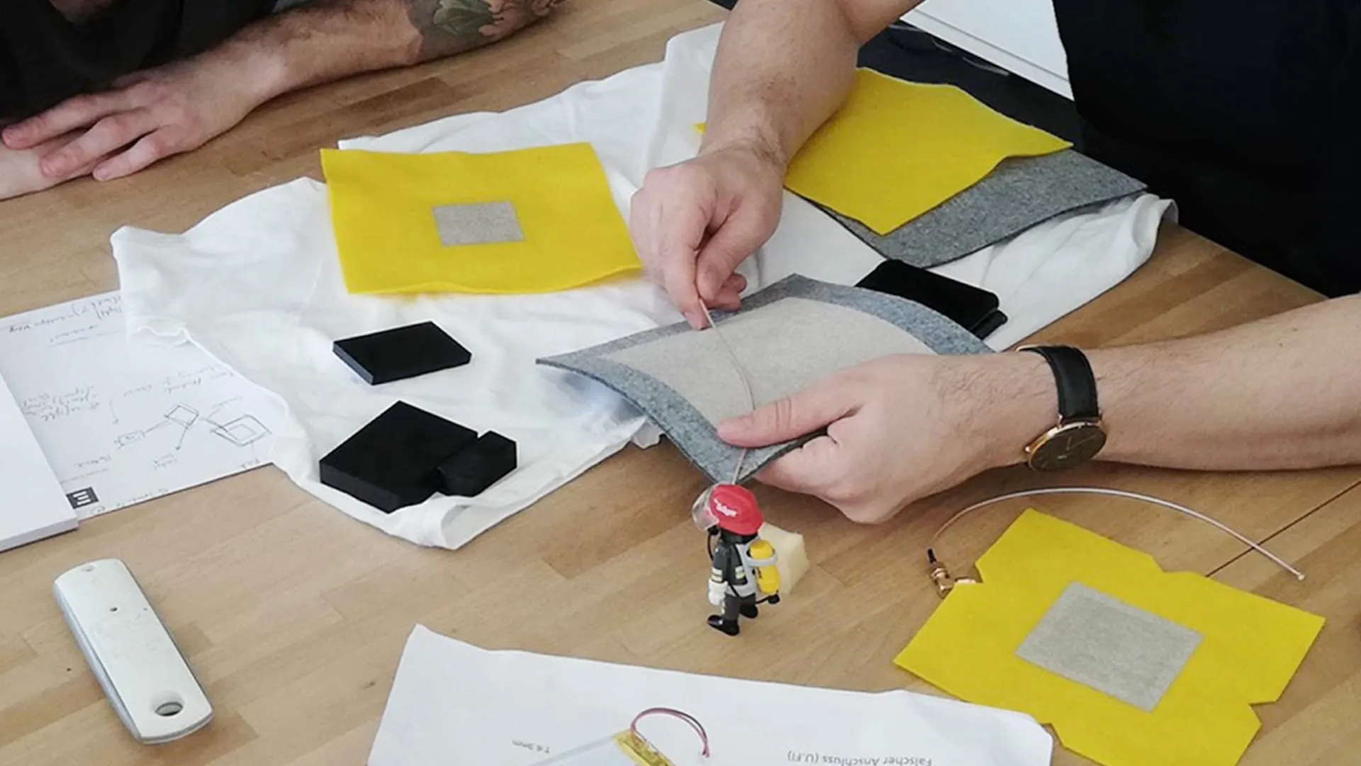 Designer baut einen Low-Fidelity-Papierprototyp eines Medizinprodukts mit Stoff- und Bauteil-Mockups zusammen