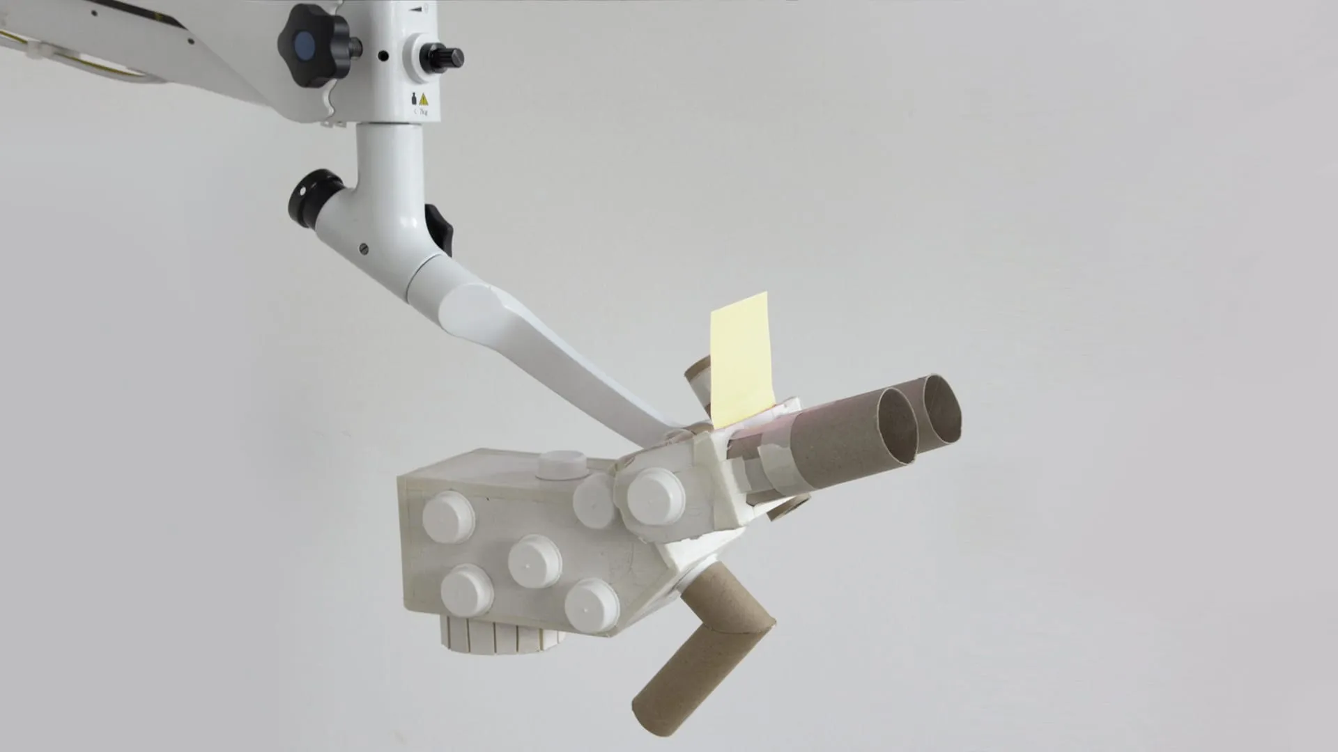 Low-Fidelity-Pappprototyp eines Operationsmikroskops an einem Gelenkarm für Usability-Tests