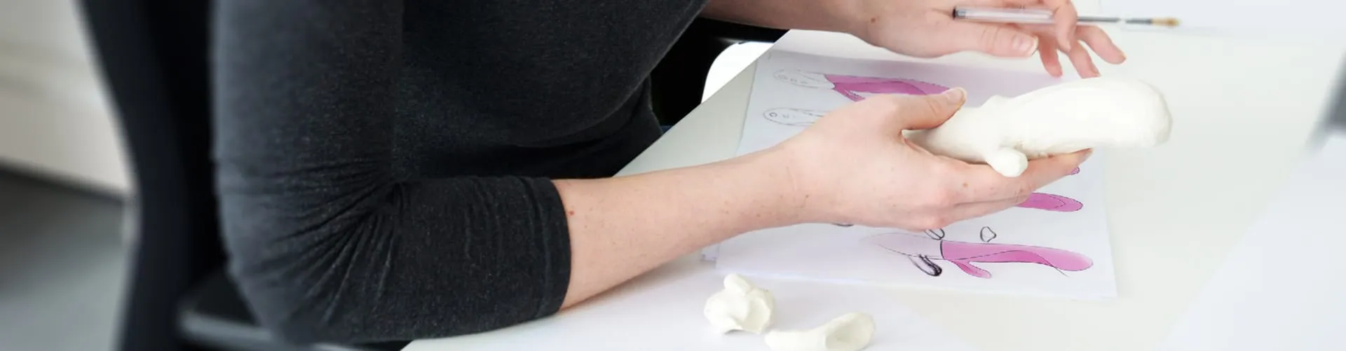 MISS BI FunFactory ergonomischer Prototyp mit Konzeptskizzen auf dem Designtisch