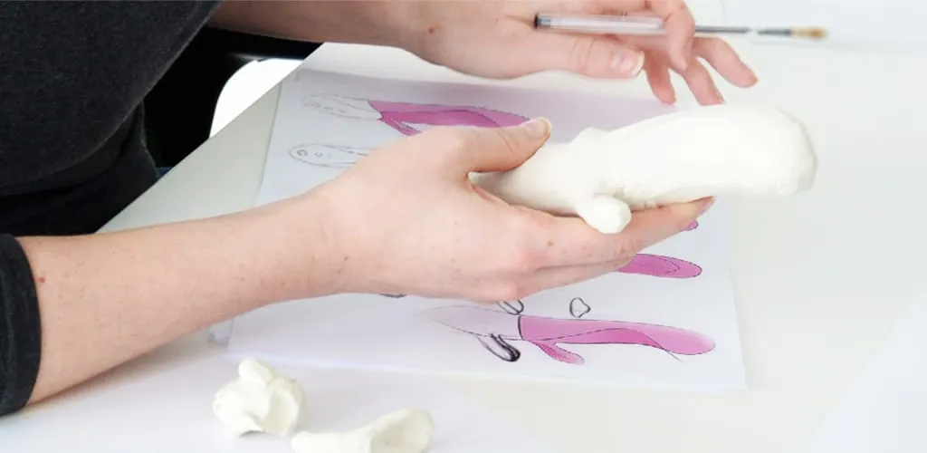 MISS BI FunFactory Designprototyp wird über Konzeptskizzen gehalten