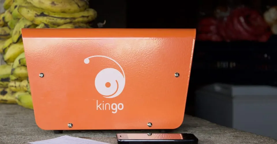 KINGO Solarbatterie auf einem Markttresen neben einem Bananenbündel