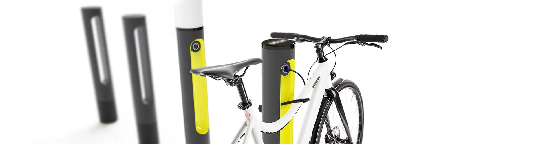 Weißes E-Bike an SMARTPOLE-Ladestation gesichert mit weiteren Basismasten im Hintergrund, Breitformat