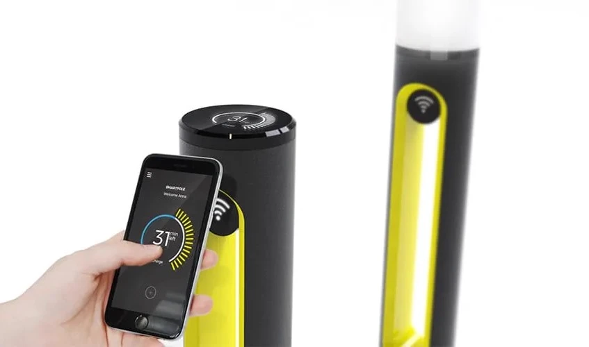 Breites Render der SMARTPOLE-Einheit mit Smartphone-Ladestatusanzeige neben der Lichtmast-Erweiterungsvariante