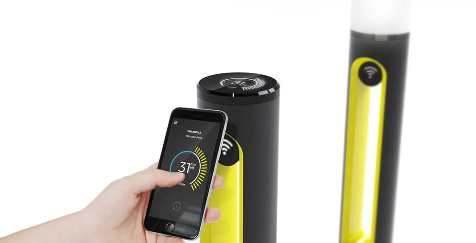 SMARTPOLE E-Bike-Ladestation Render mit Smartphone-App, die 31 Minuten verbleibende Ladezeit anzeigt