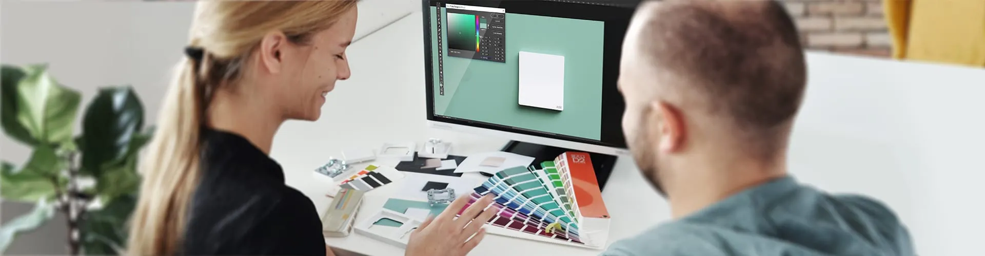 Zwei Entwurfreich-Designer prüfen XUAN ZHI Farboptionen mit Pantone-Fächer und digitalem Render auf dem Bildschirm