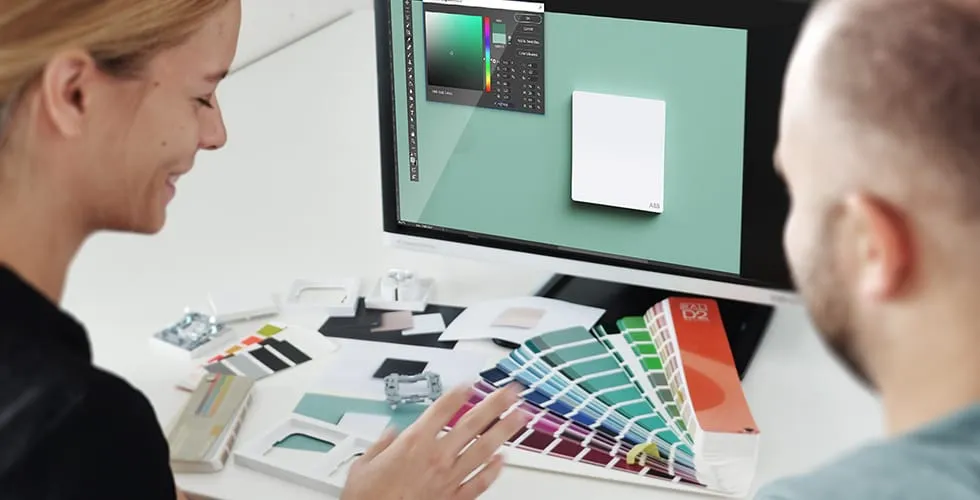 Zwei Entwurfreich-Designer prüfen XUAN ZHI Farboptionen mit Pantone-Fächer und Bildschirmrender
