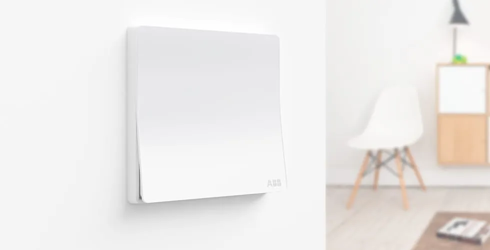 Weißer ABB XUAN ZHI Schalter an weißer Wand; verschwommenes skandinavisches Wohnzimmer im Hintergrund