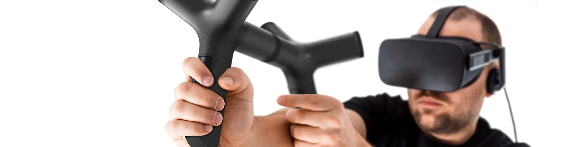 Person mit VR-Brille hält MRC Mixed Reality Controller beidhändig, breite Aufnahme
