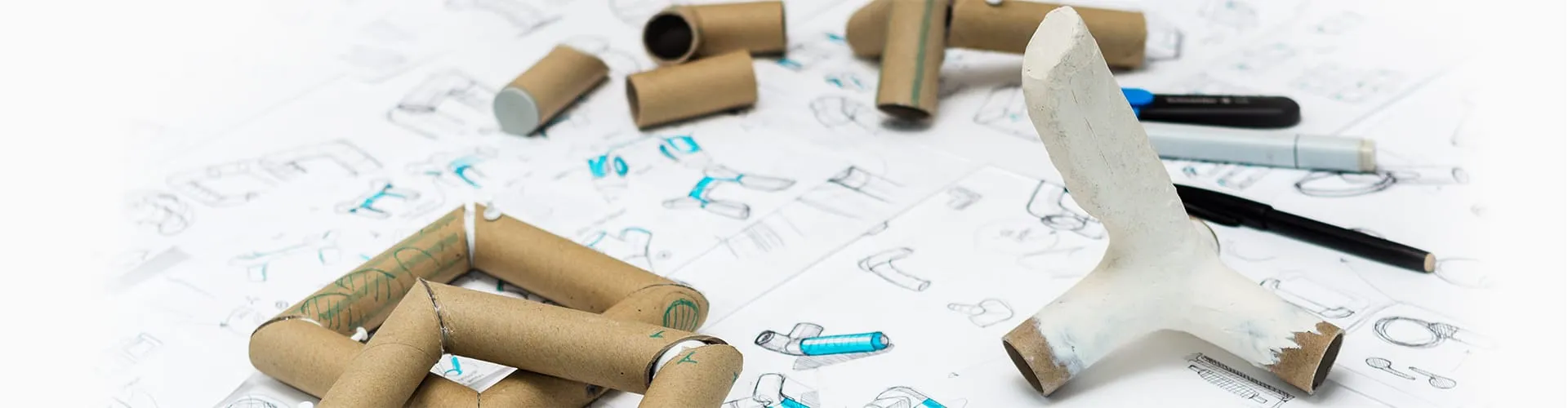 Skizzen und Pappprototypen des MRC Mixed Reality Controllers auf dem Designtisch