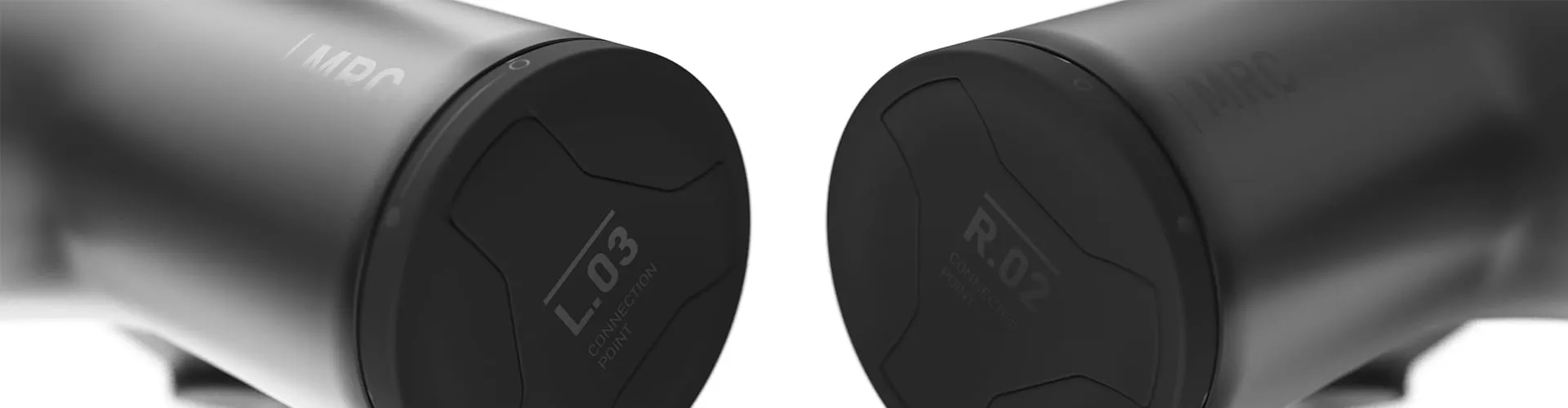 Zwei Endkappen des MRC Mixed Reality Controllers nebeneinander, beschriftet L.03 und R.03