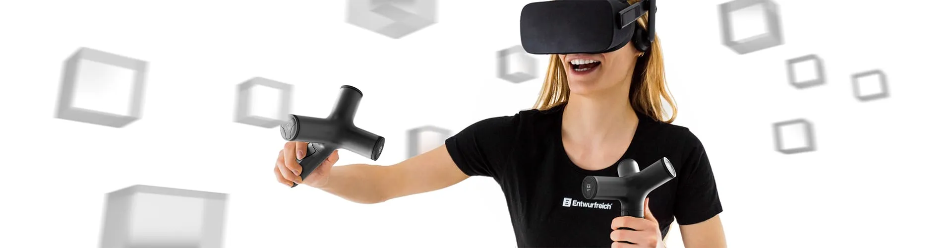 Frau mit VR-Brille hält zwei MRC Mixed Reality Controller gleichzeitig