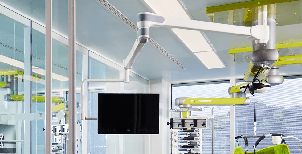 VALIA System im modernen OP: Ondal Pendelarme mit grünen Akzenten über chirurgischen Arbeitsstationen