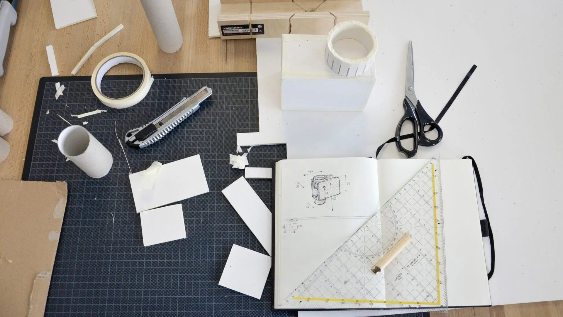 Designstudio-Arbeitsplatz mit Ad-hoc-Modellen für ergonomische Tests am KEPLER Dentalmikroskop